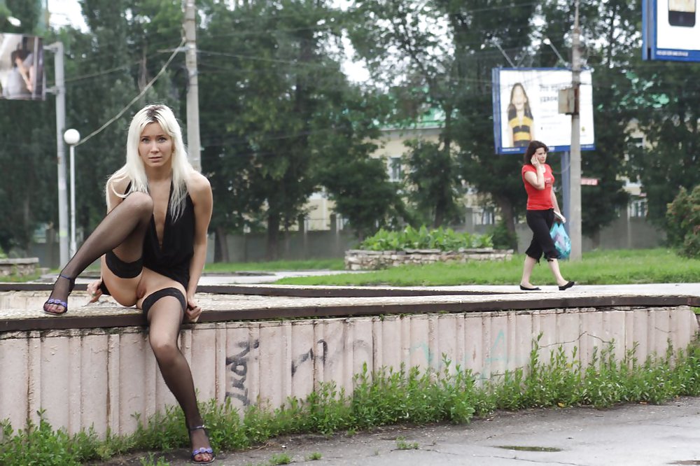Amateur rusa joven se desnuda en la calle 
 #37587536