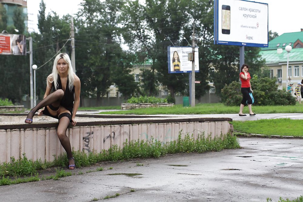 AMATEUR RUSSIAN TEEN UNDRESSES ON THE STREET  #37587543