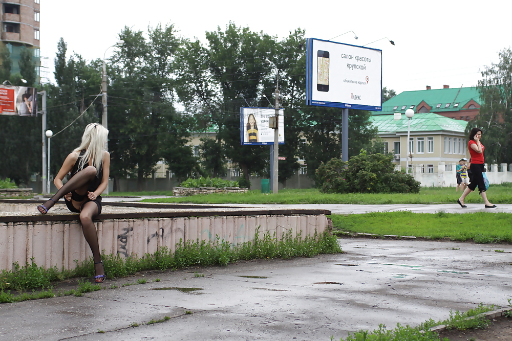 Amateur rusa joven se desnuda en la calle 
 #37587545