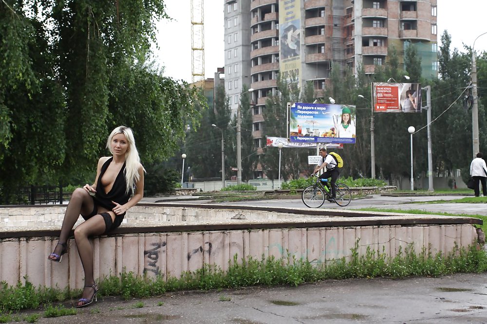 Amateur rusa joven se desnuda en la calle 
 #37587547