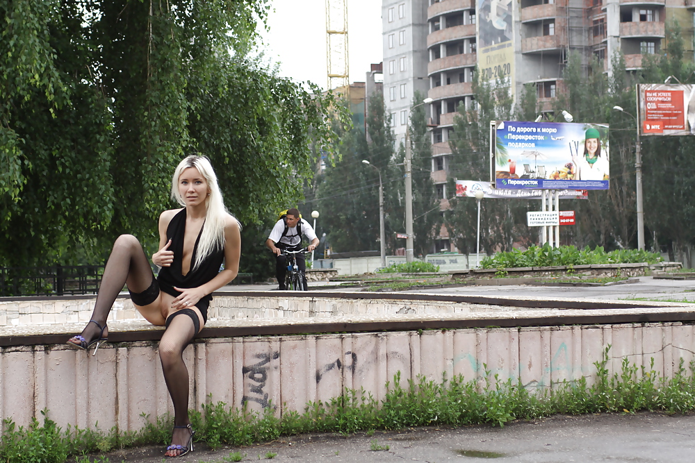 Amateur rusa joven se desnuda en la calle 
 #37587550