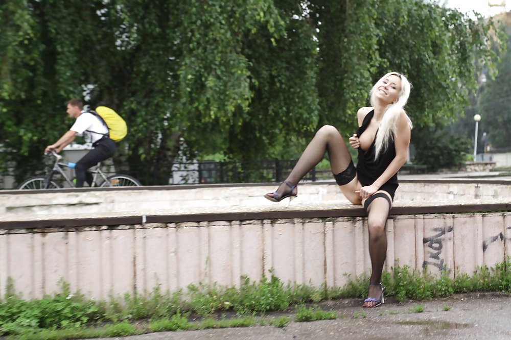 Amateur rusa joven se desnuda en la calle 
 #37587556