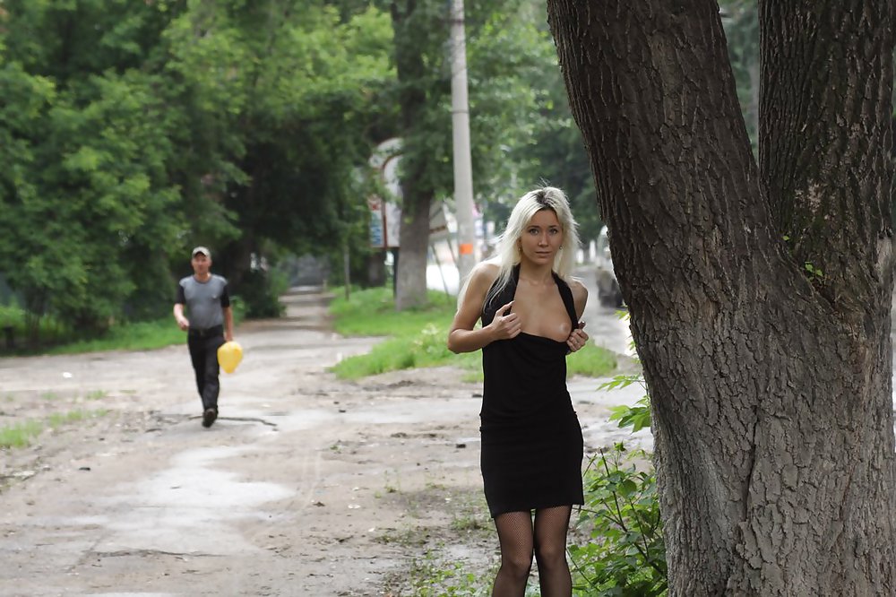 Amateur rusa joven se desnuda en la calle 
 #37587681