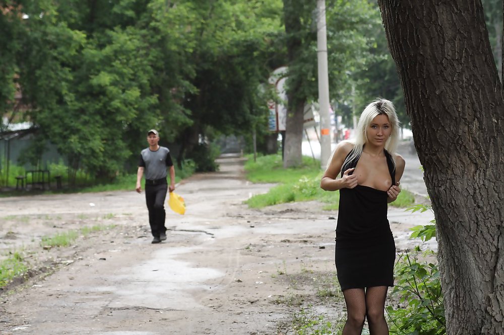 Amateur rusa joven se desnuda en la calle 
 #37587684