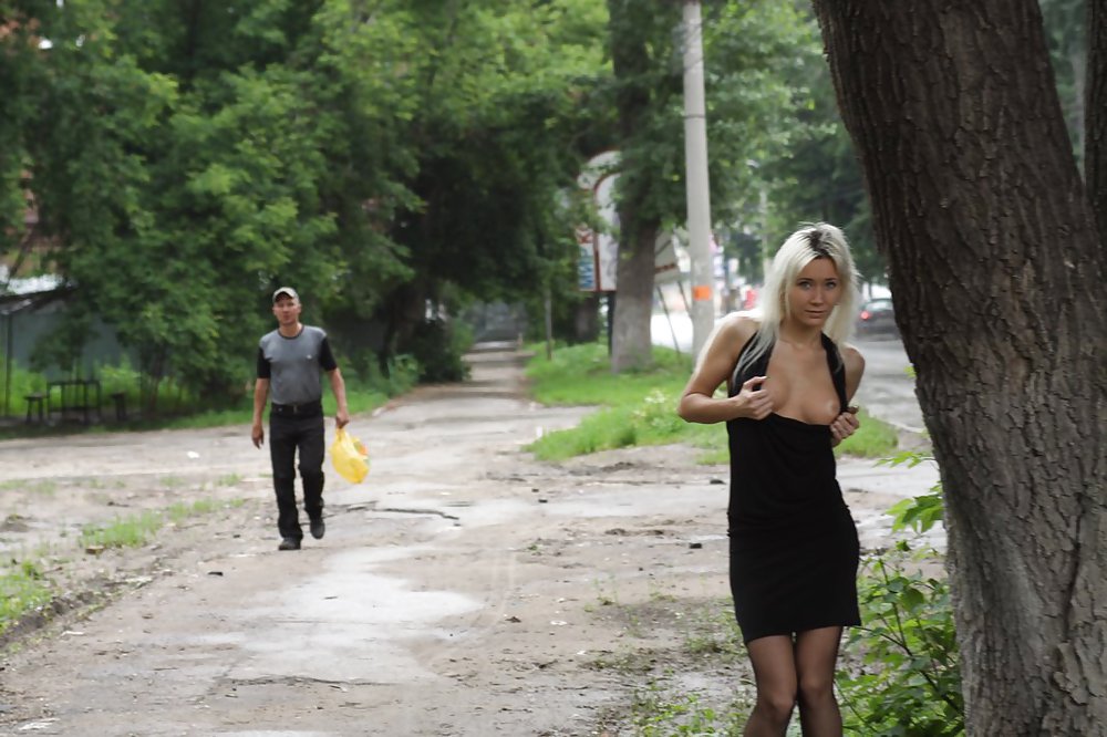 Amateur rusa joven se desnuda en la calle 
 #37587687