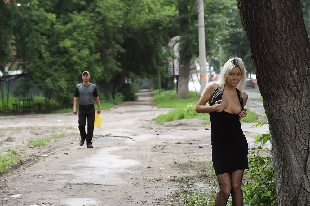 Dilettante russa teenager si spoglia in strada 
 #37587690