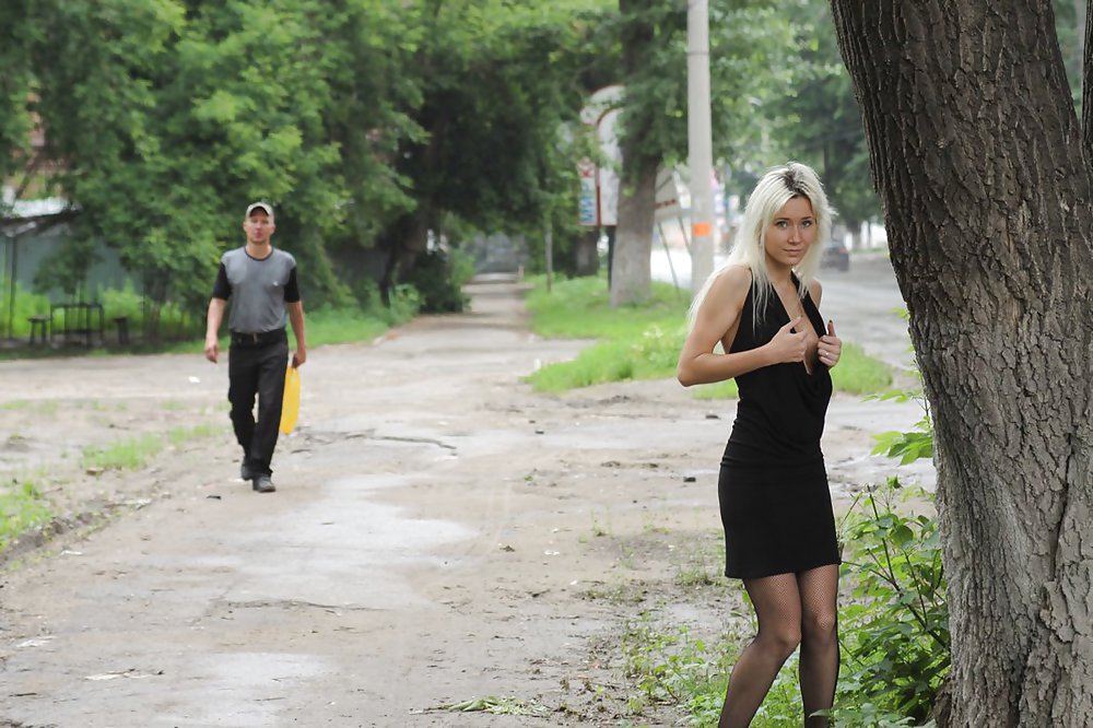 Amateur rusa joven se desnuda en la calle 
 #37587693