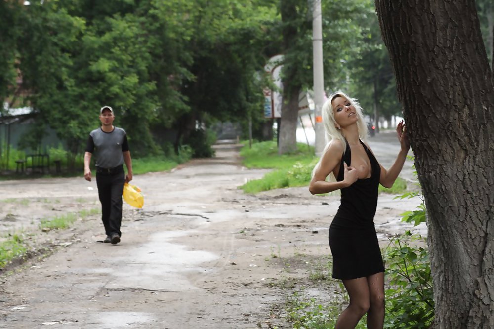 Amateur rusa joven se desnuda en la calle 
 #37587697