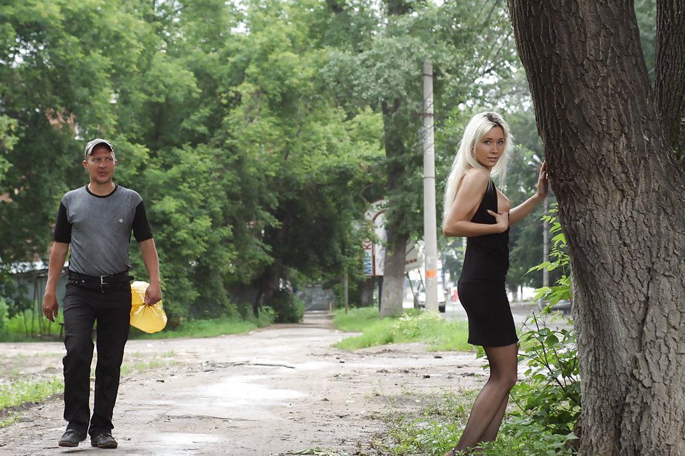 Amateur rusa joven se desnuda en la calle 
 #37587712