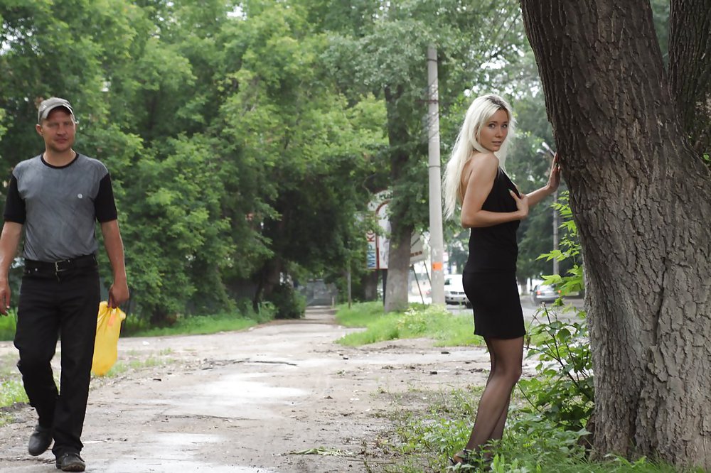 Amateur rusa joven se desnuda en la calle 
 #37587716