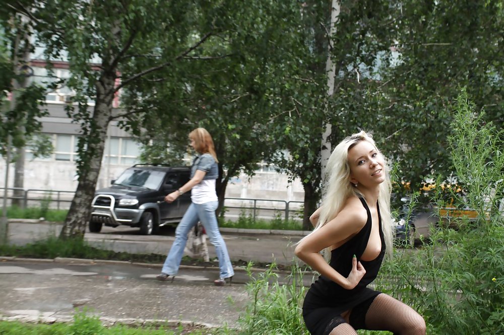 AMATEUR RUSSIAN TEEN UNDRESSES ON THE STREET  #37587844