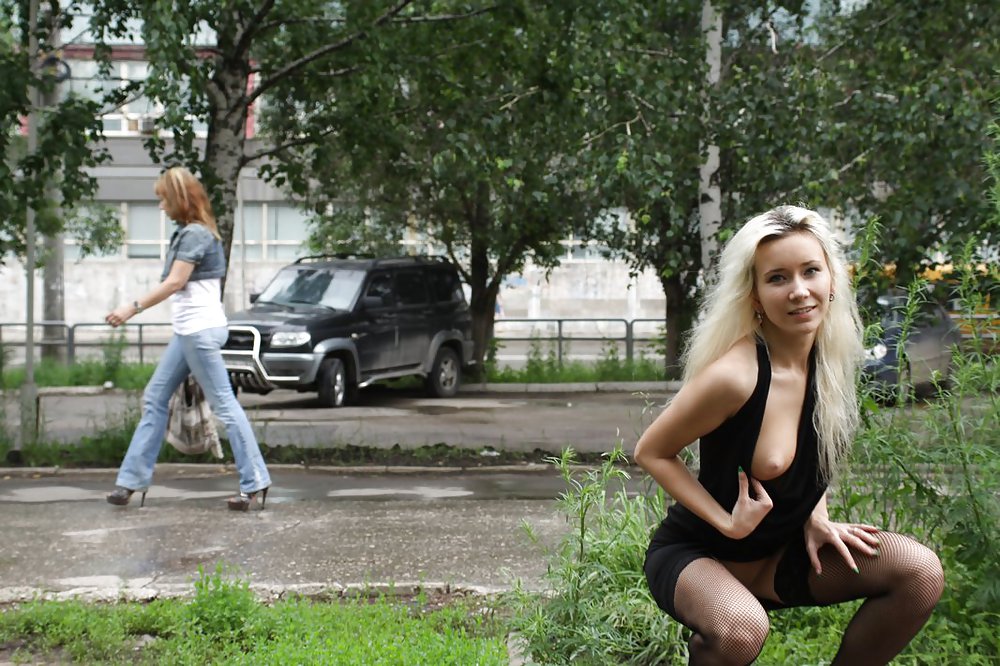 AMATEUR RUSSIAN TEEN UNDRESSES ON THE STREET  #37587848