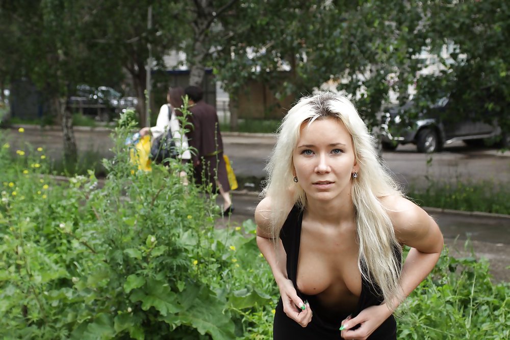 Amateur rusa joven se desnuda en la calle 
 #37587859