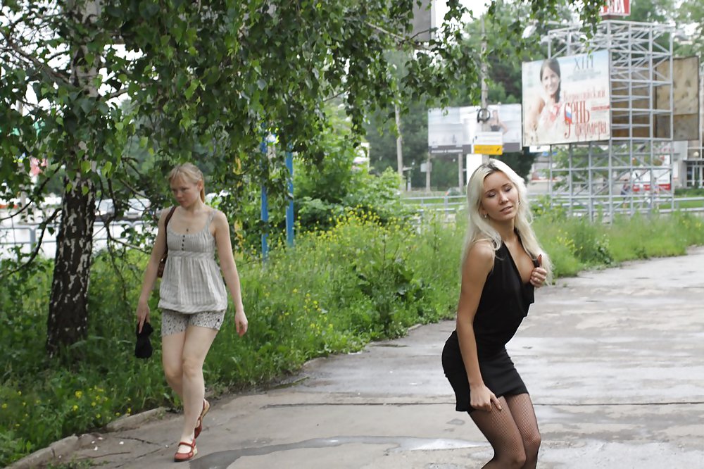 AMATEUR RUSSIAN TEEN UNDRESSES ON THE STREET  #37587887