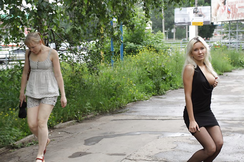 Amateur rusa joven se desnuda en la calle 
 #37587891