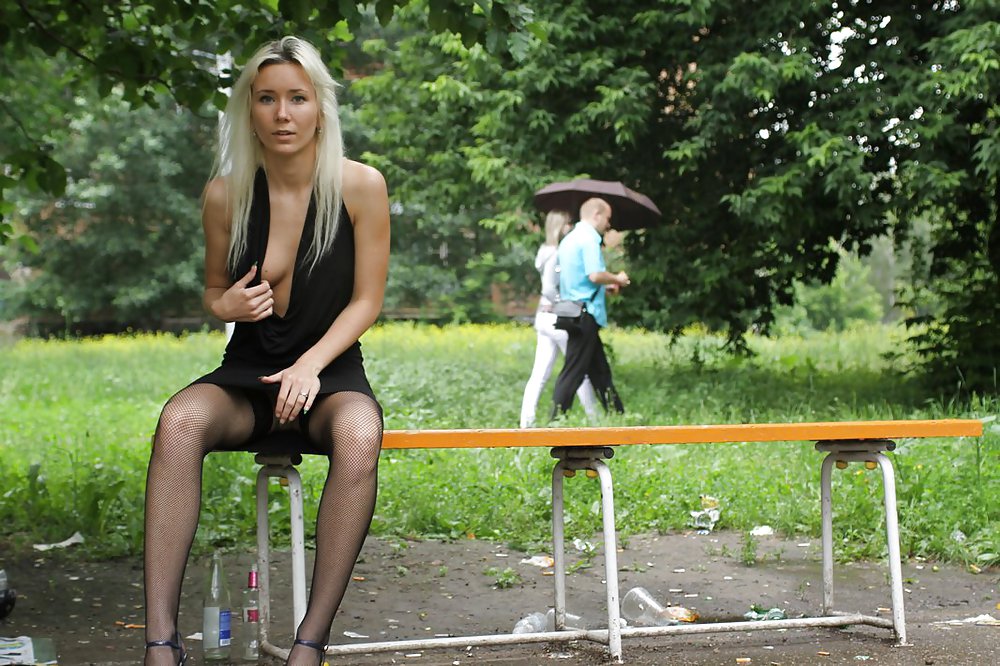 Amateur rusa joven se desnuda en la calle 
 #37587992