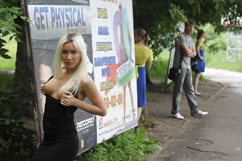 AMATEUR RUSSIAN TEEN UNDRESSES ON THE STREET  #37588112