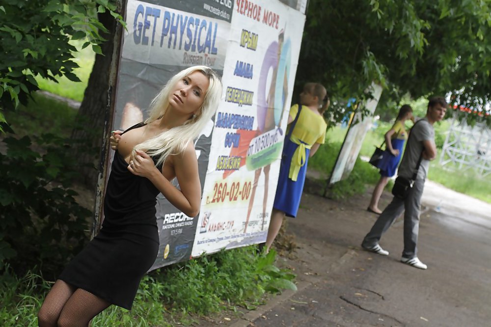 Amateur rusa joven se desnuda en la calle 
 #37588116
