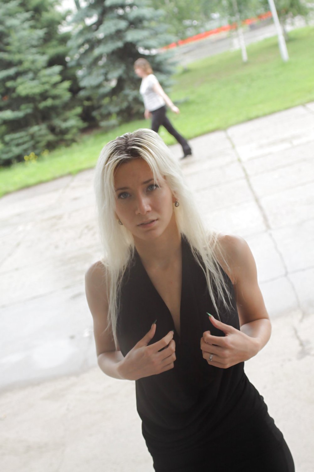 Amateur rusa joven se desnuda en la calle 
 #37588149
