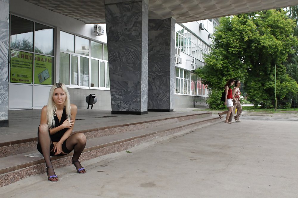 Amateur rusa joven se desnuda en la calle 
 #37588184
