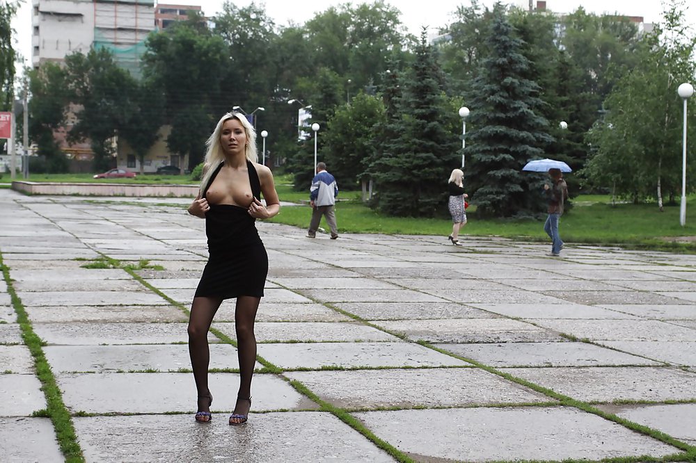 Amateur rusa joven se desnuda en la calle 
 #37588196