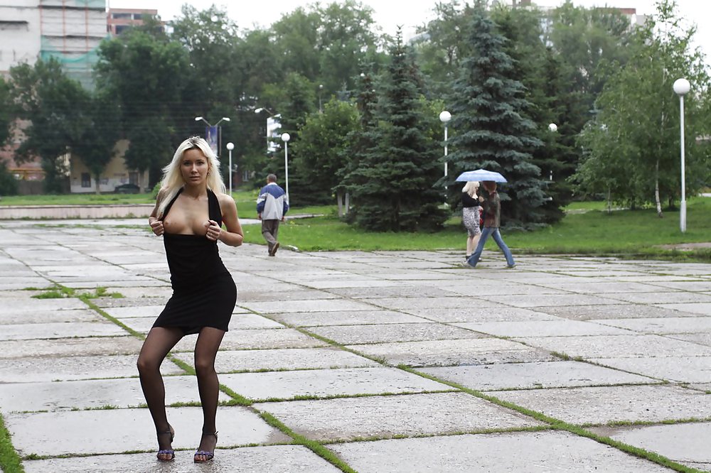 Amateur rusa joven se desnuda en la calle 
 #37588200