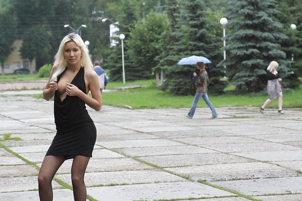 Amateur rusa joven se desnuda en la calle 
 #37588205