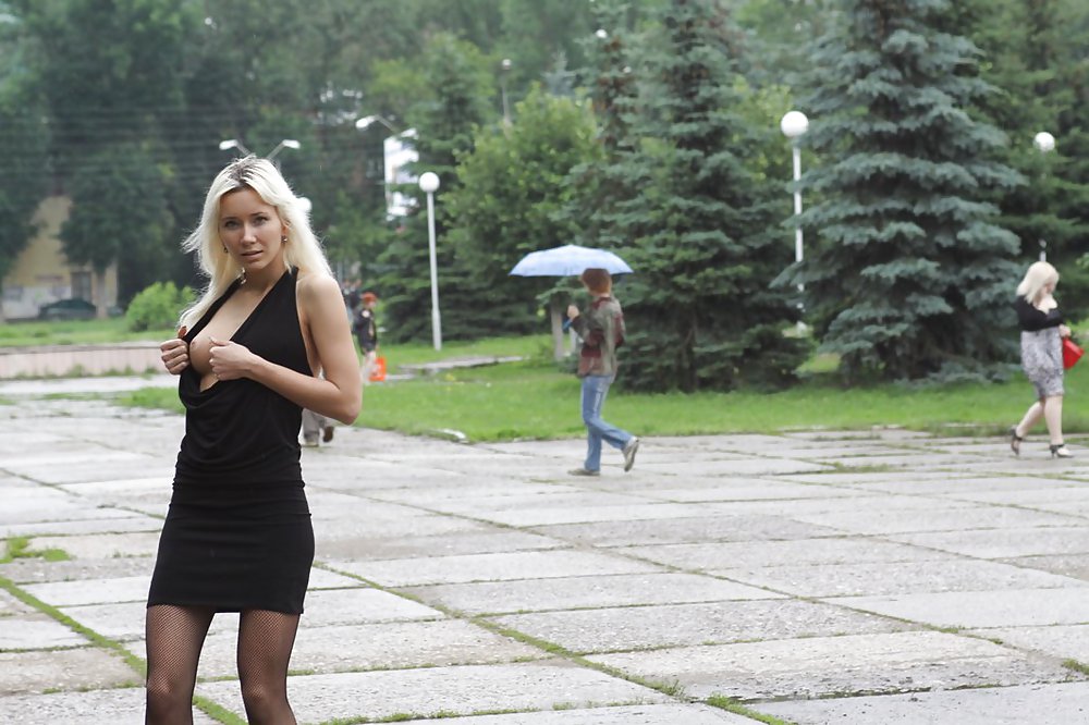 AMATEUR RUSSIAN TEEN UNDRESSES ON THE STREET  #37588207