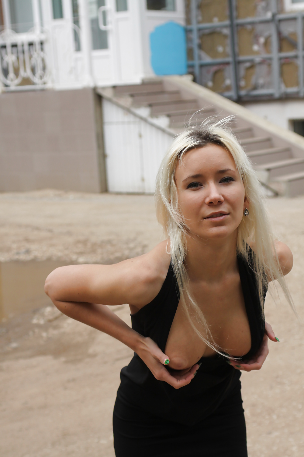Amateur rusa joven se desnuda en la calle 
 #37588238