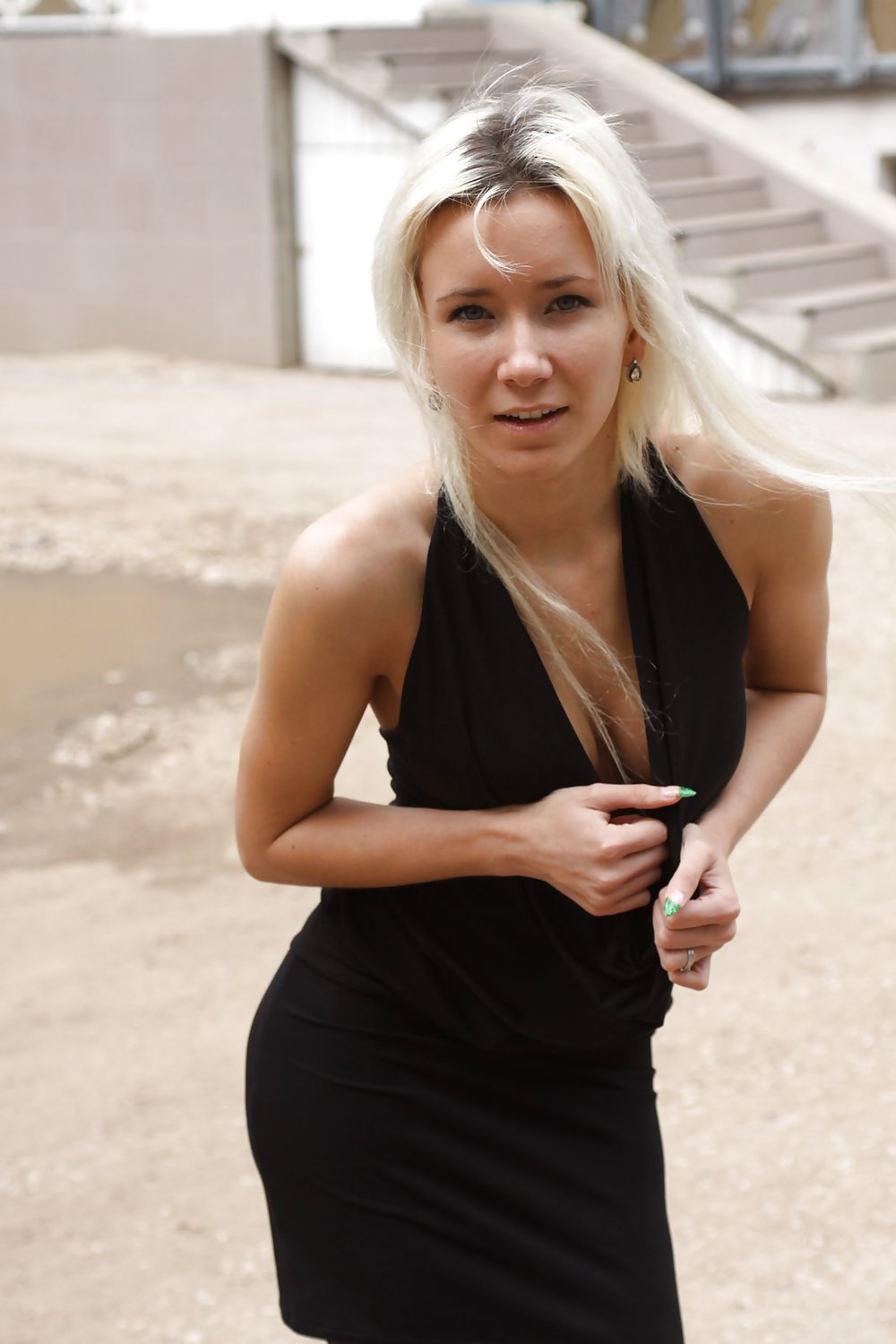 Amateur rusa joven se desnuda en la calle 
 #37588242