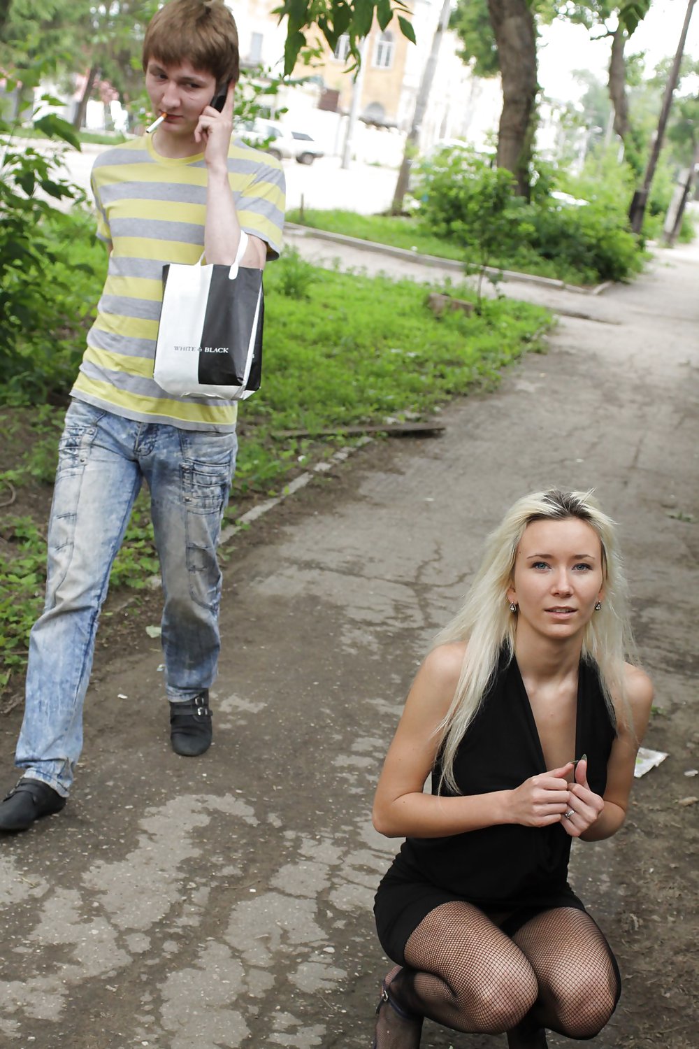 Dilettante russa teenager si spoglia in strada 
 #37588496
