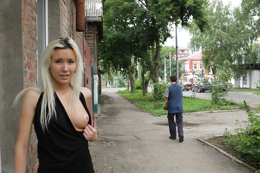 Amateur rusa joven se desnuda en la calle 
 #37588501