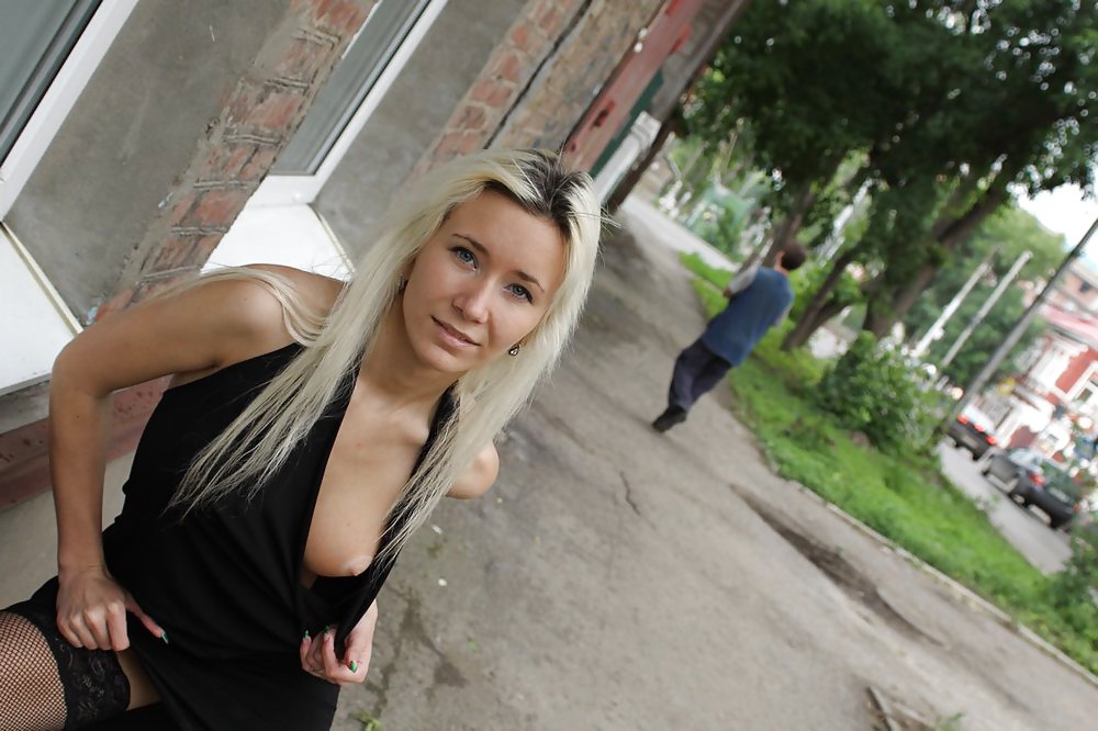 AMATEUR RUSSIAN TEEN UNDRESSES ON THE STREET  #37588509