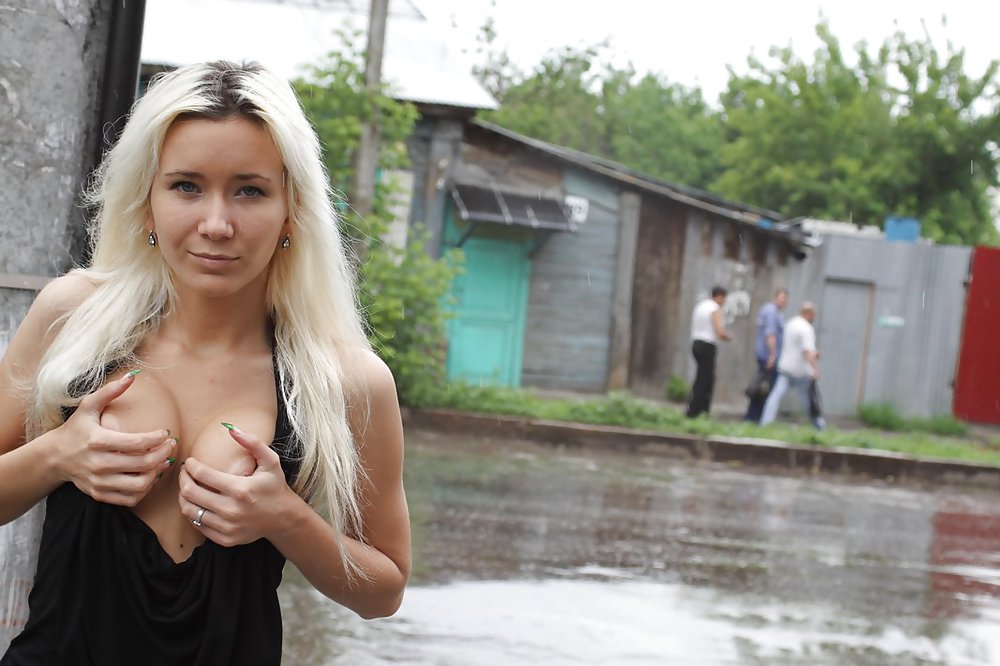 Amateur rusa joven se desnuda en la calle 
 #37588525