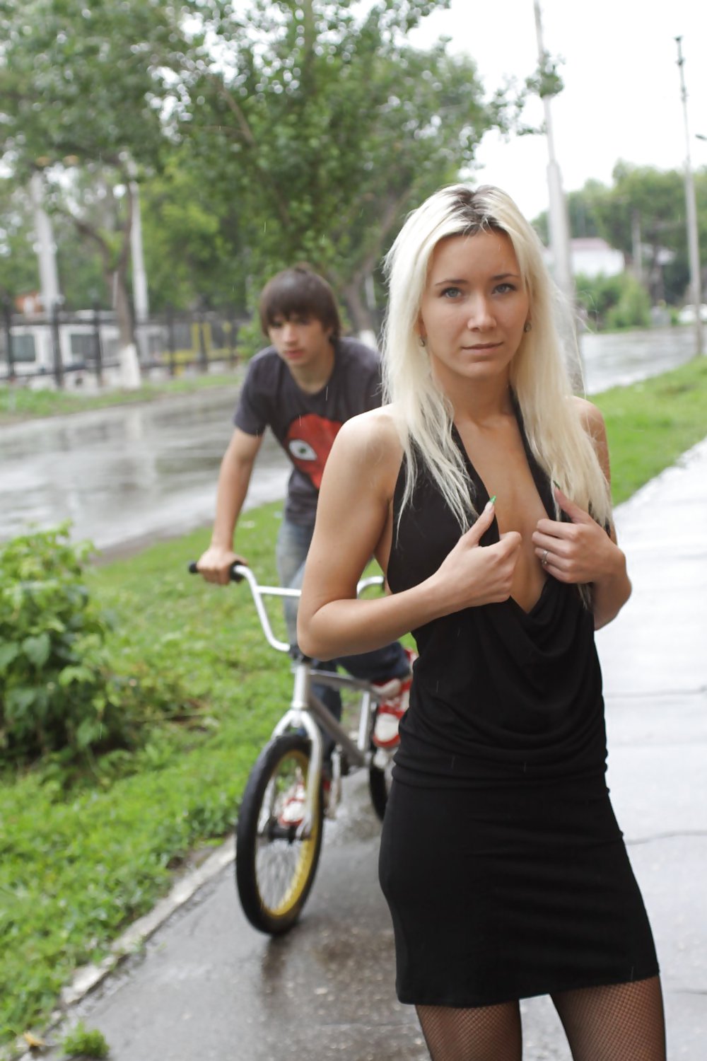Amateur rusa joven se desnuda en la calle 
 #37588535