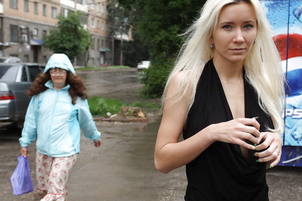 Amateur rusa joven se desnuda en la calle 
 #37588553