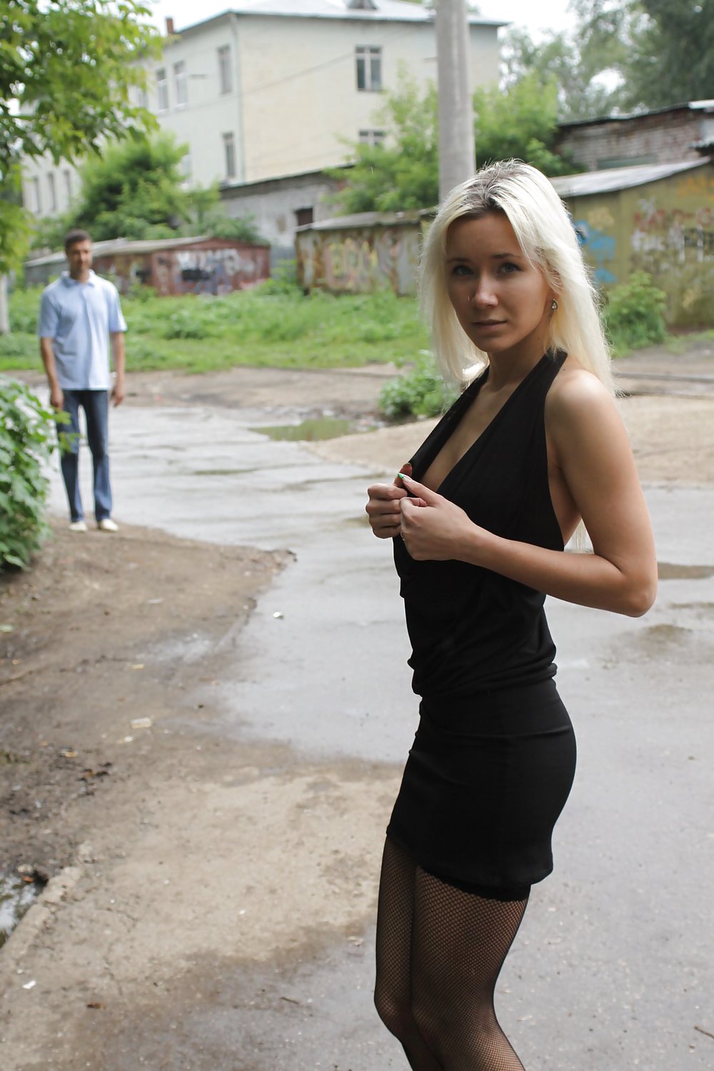 Amateur rusa joven se desnuda en la calle 
 #37588600