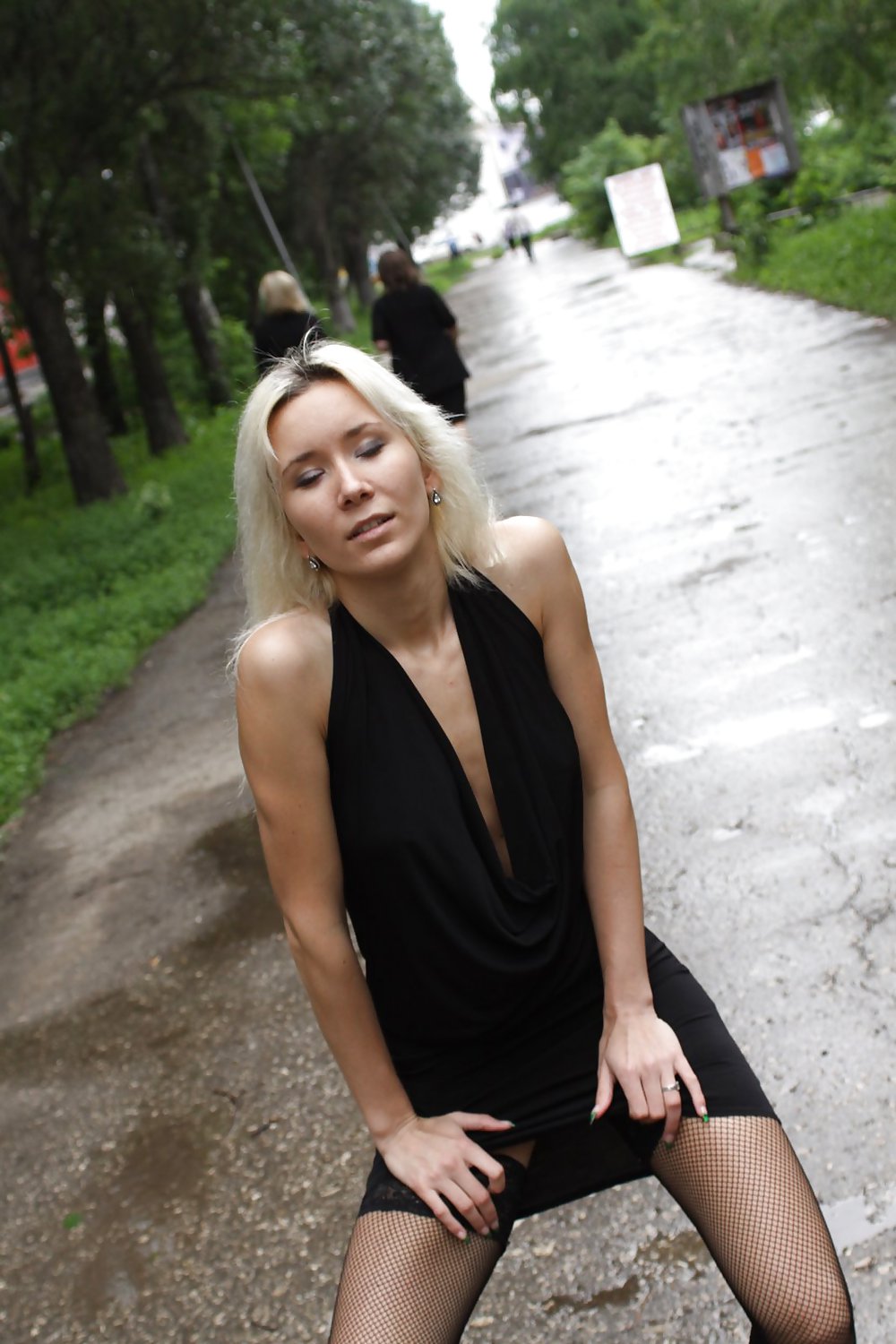 AMATEUR RUSSIAN TEEN UNDRESSES ON THE STREET  #37588644