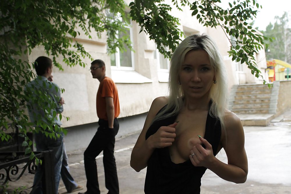AMATEUR RUSSIAN TEEN UNDRESSES ON THE STREET  #37588657