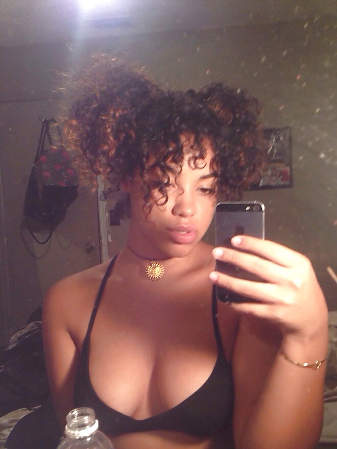 Mujer negra: selfies 2
 #38636317