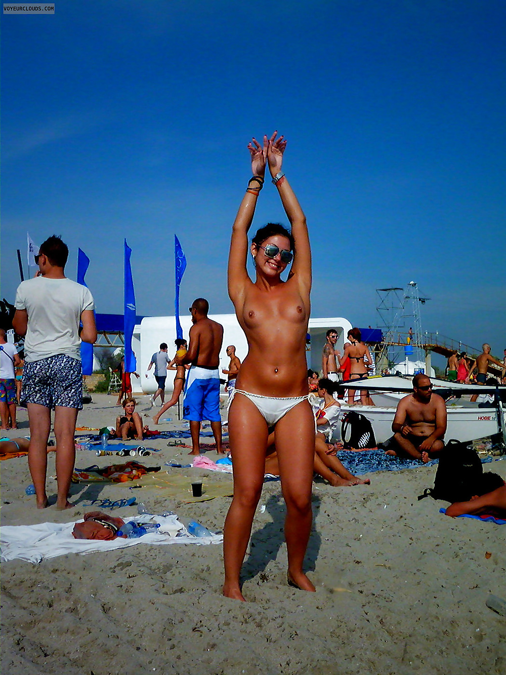 Mogli e fidanzate in topless sulla spiaggia
 #34870674