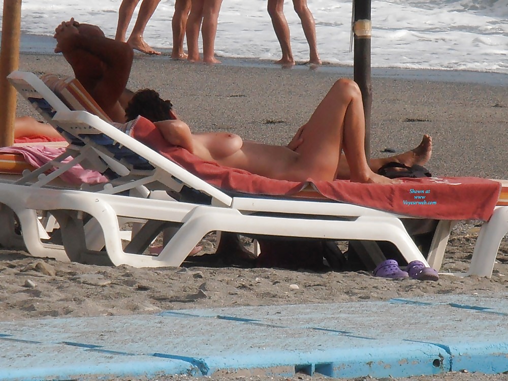 Mogli e fidanzate in topless sulla spiaggia
 #34870701