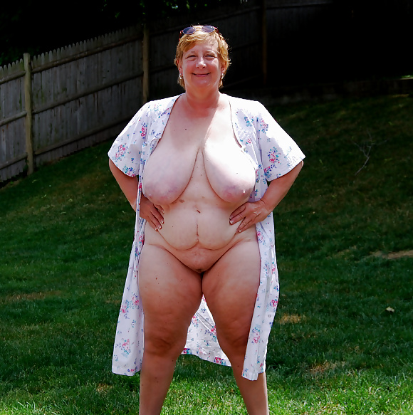 Abuela con el culo desnudo en el patio trasero
 #34204636