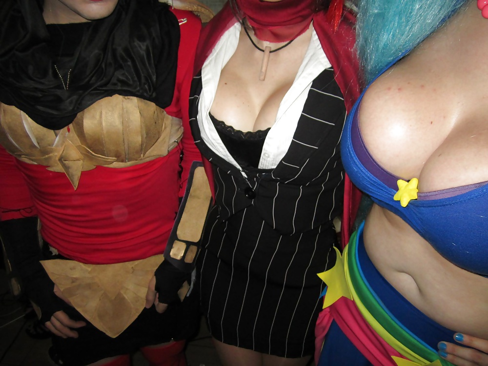 積み上げられたコスプレ・キューティー
 #30202407
