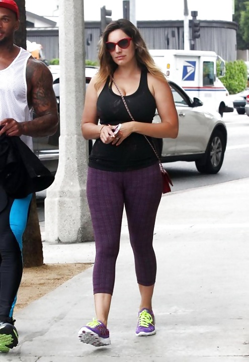 Kelly Brook Sexy Gym Outfit!! #30049592