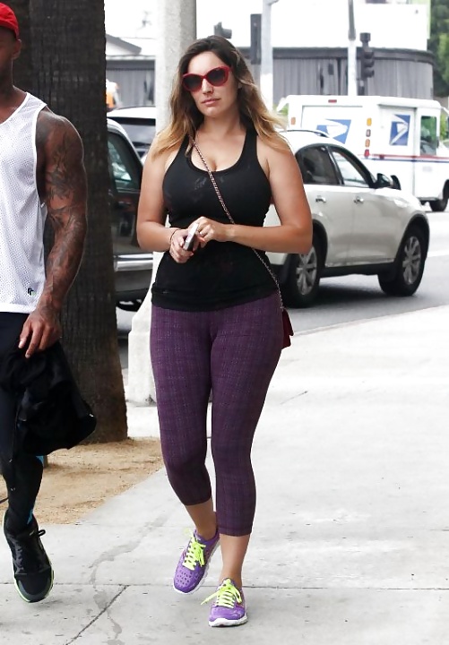Kelly Brook Sexy Gym Outfit!! #30049595