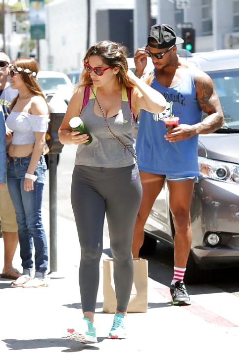 Kelly Brook Sexy Gym Outfit!! #30049642