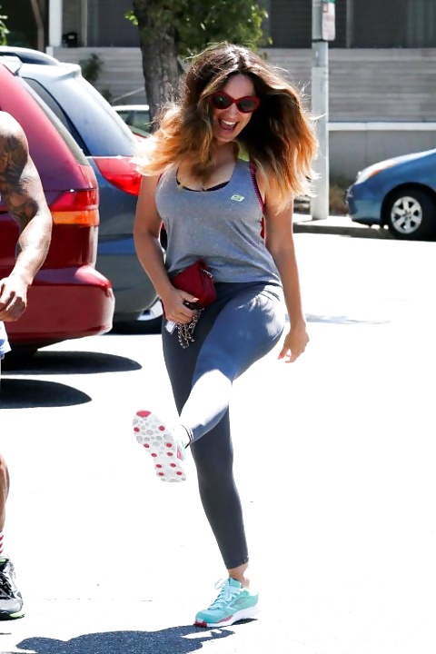 Kelly Brook Sexy Gym Outfit!! #30049676