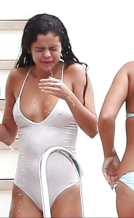 Selena gomez - culo perfecto en traje de baño
 #39185784