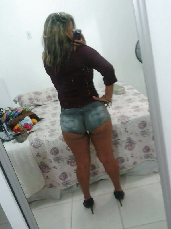 Heiße Brasilianische Frau Im Bikini, Shorts Und Röcke #25387944